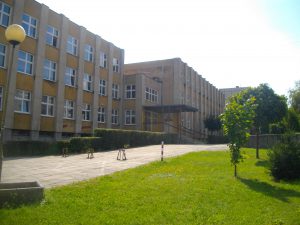 Zdjęcie budynku Szkoły Podstawowej nr 21, widok od strony wejścia głównego