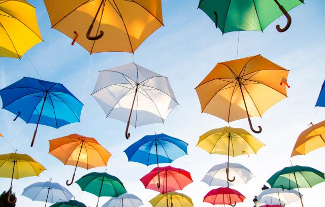 Obrazek kolorowe parasolki symbolizujące bezpieczeństwo i ochronę
