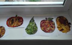Szkoła promująca zdrowie - Poznajemy świat owoców i warzyw, dzieci prezentują prace plastyczne