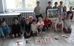 Szkoła promująca zdrowie - Poznajemy świat owoców i warzyw, dzieci prezentują prace plastyczne