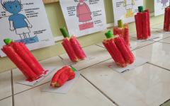 Szkoła Promująca Zdrowia - Świat owoców - bohater Pomidor - Pierwszaki wzięły też udział w zajęciach plastycznych – przygotowały papryki z … chrupek kukurydzianych.