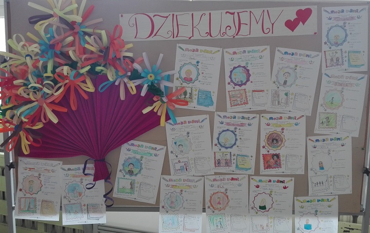 Dzień Nauczyciela w świetlicy szkolnej, uczniowie Wykonały plakaty „Moja Pani”, wycinały, przyklejały, tworząc niezwykłą dekorację, przygotowały krótki występ artystyczny.