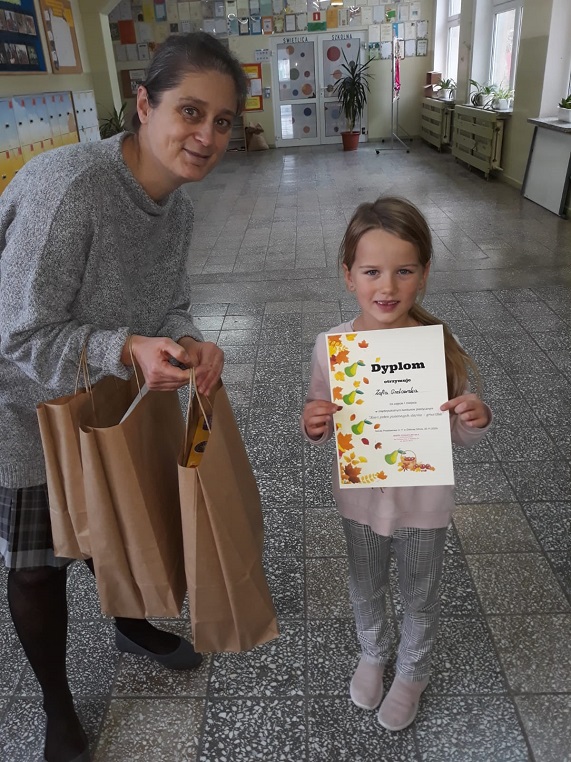 Konkurs Kosz pełen jesiennych darów – gruszka - na zdjęciu Zosia Grelowska z nagrodą za 1 miejsce