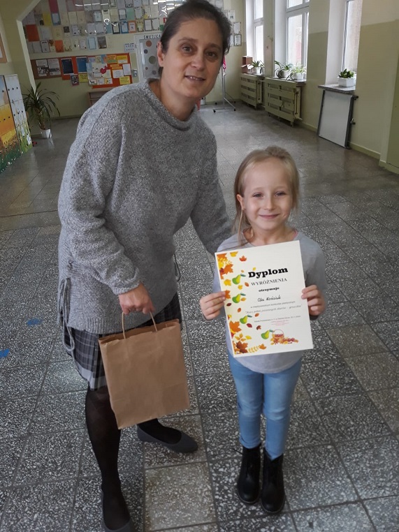 Konkurs Kosz pełen jesiennych darów – gruszka - na zdjęciu Ola Kościak z nagrodą za wyróżnienie