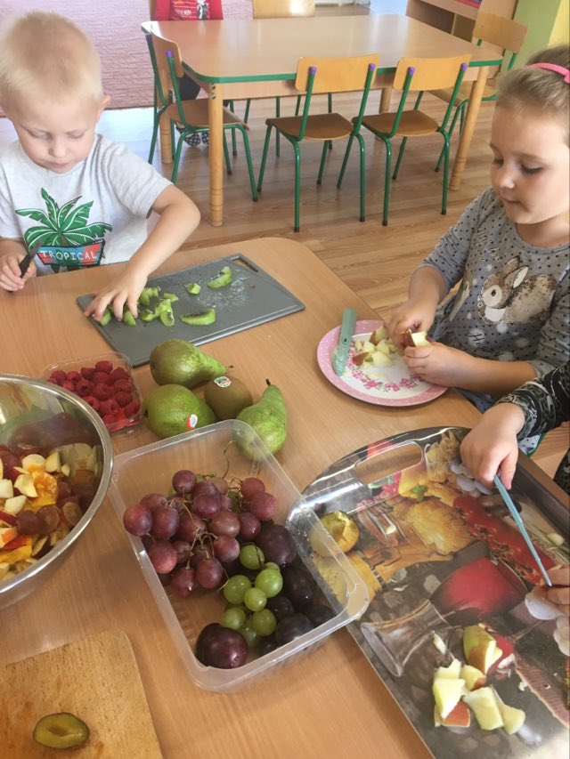 Biedronki przygotowały zdrową sałatkę owocową w ramach Przedszkola Promującego Zdrowie