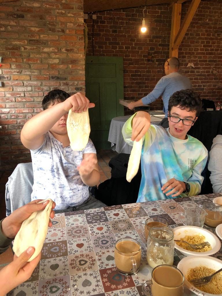 Warsztaty kulinarne - uczniowie formują bochenki chleba