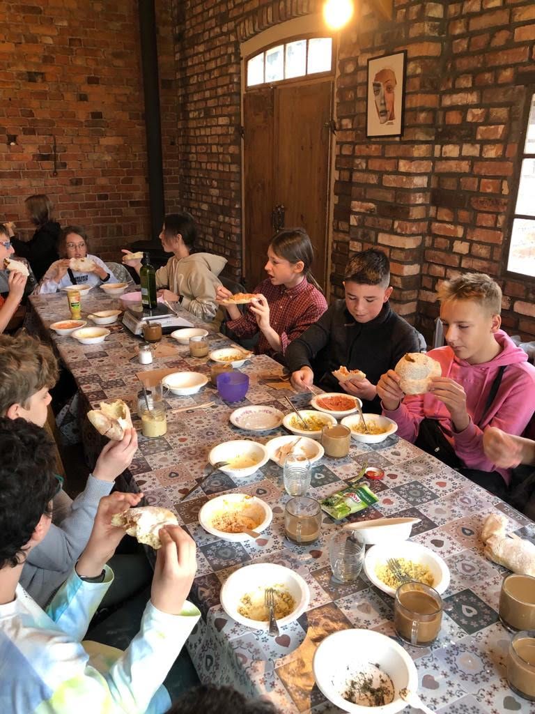 Warsztaty kulinarne -uczniowie jedzą samodzielnie wypieczony chleb