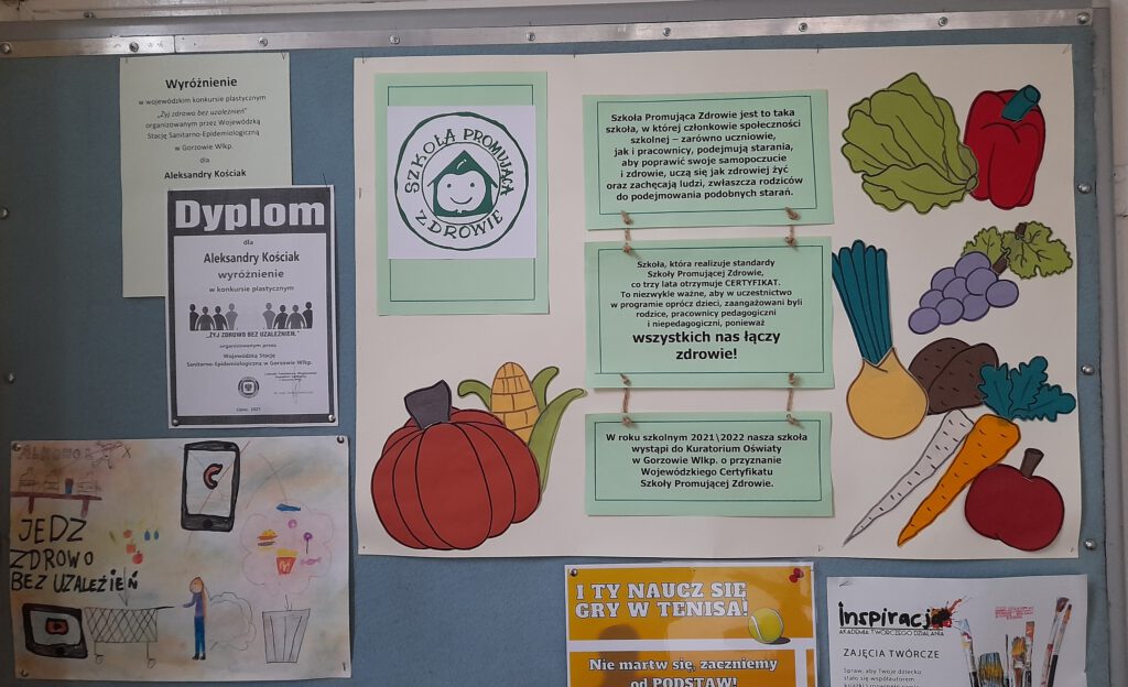 tablica informacyjna z zasadami zdrowego żywienia na korytarzu szkolnym 