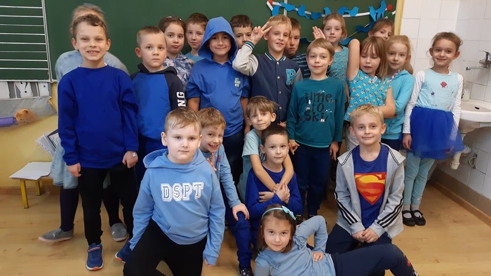 uczniowie klasy 1b ubrani na niebiesko