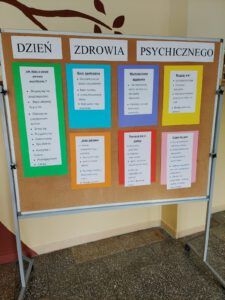 Dzień zdrowia psychicznego - tablica informacyjna w holu szkoły