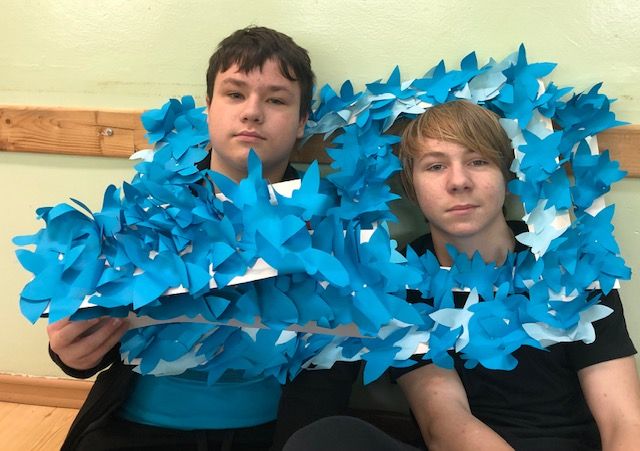 uczniowie z niebieska ramką z motylków