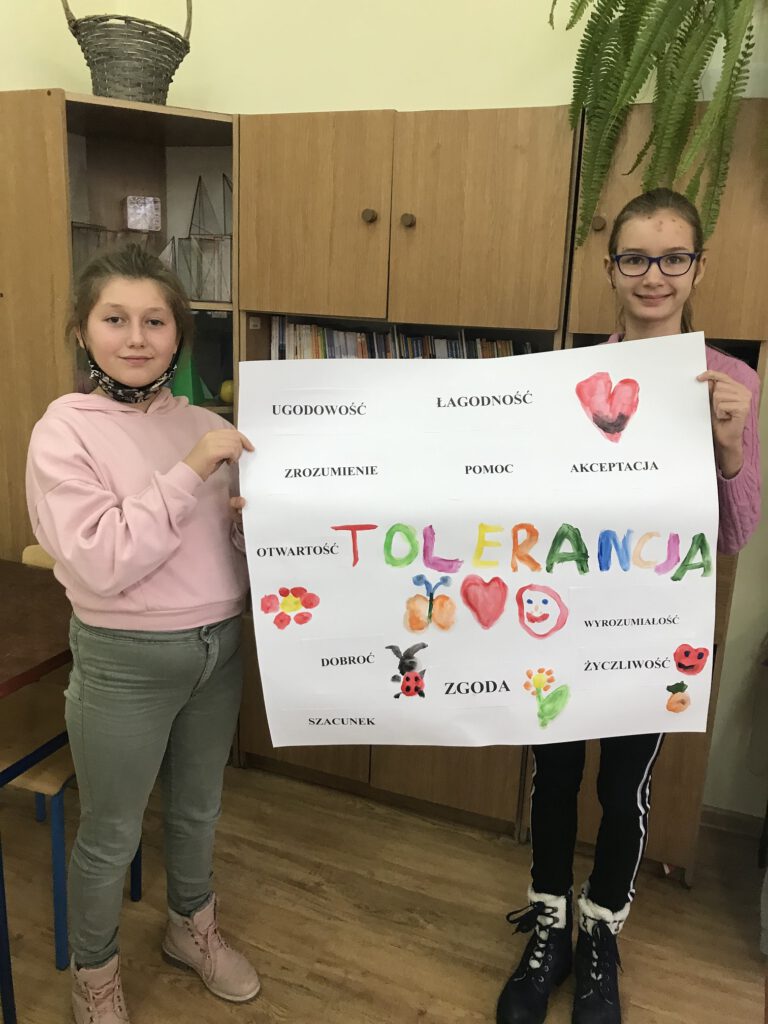 uczennice trzymające napis "tolerancja"