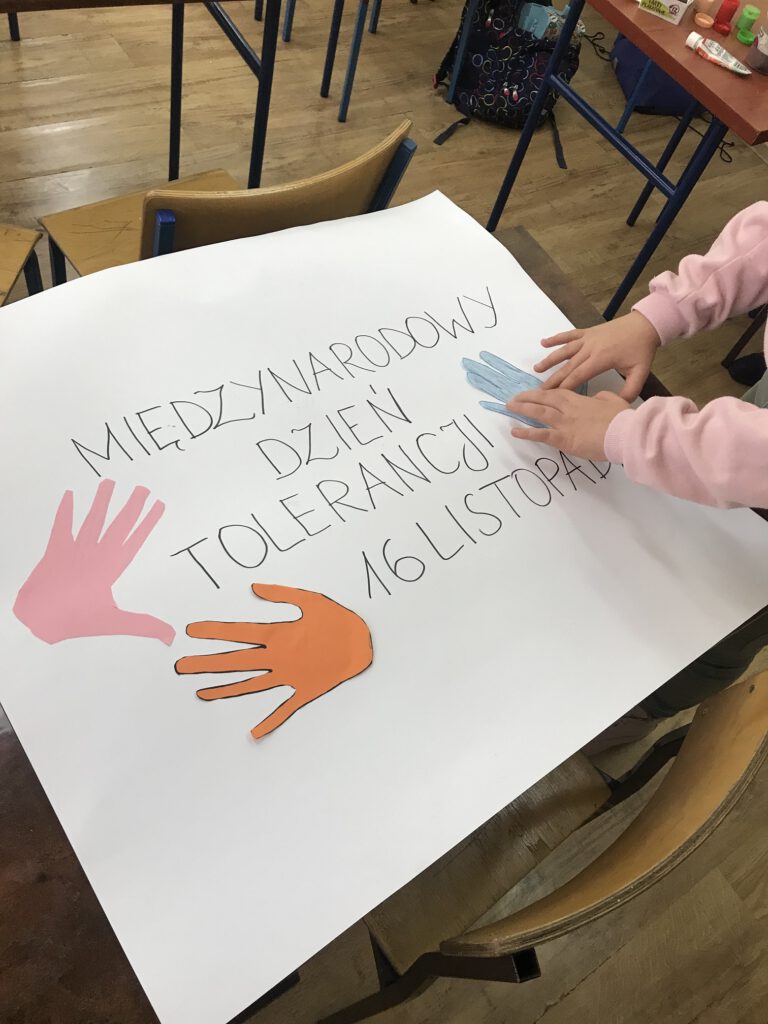 tworzenie plakatu przez uczniów
