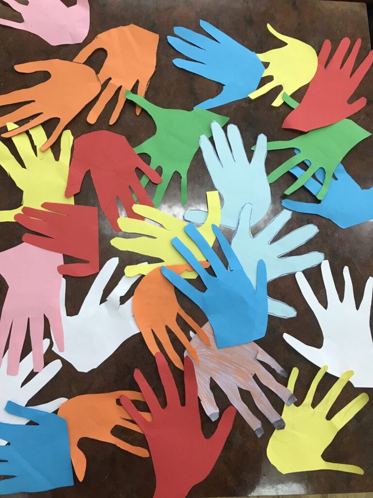 Międzynarodowy Dzień Tolerancji - kolorowe dłonie jako symbol dnia tolerancji