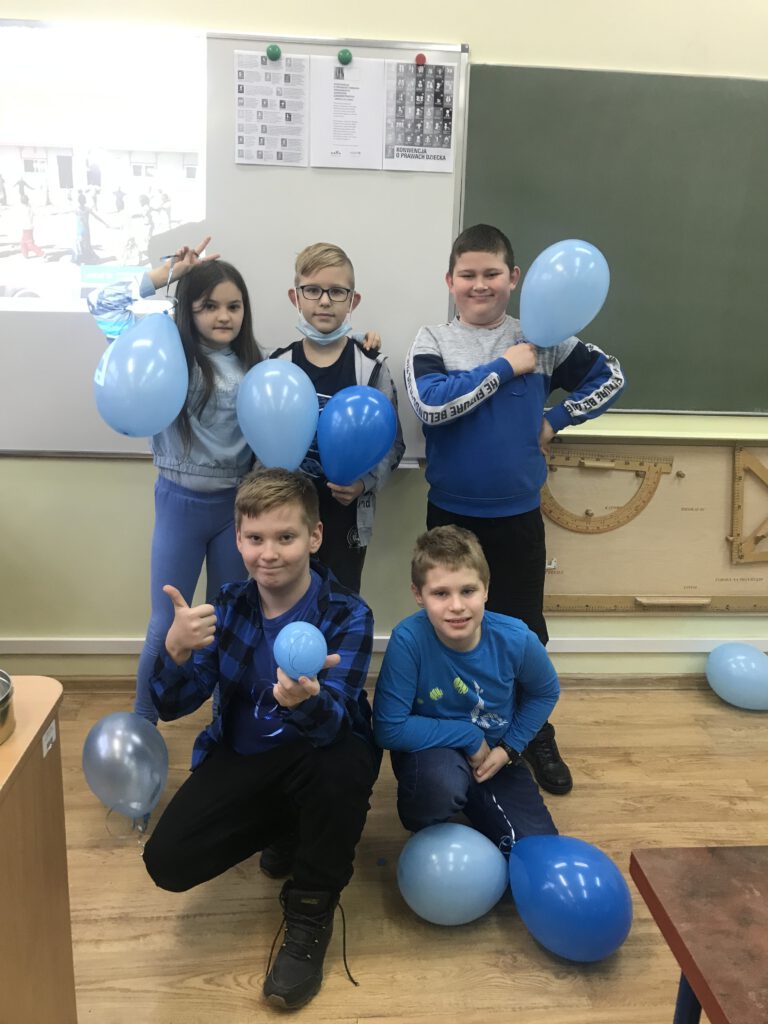 uczniowie z balonami