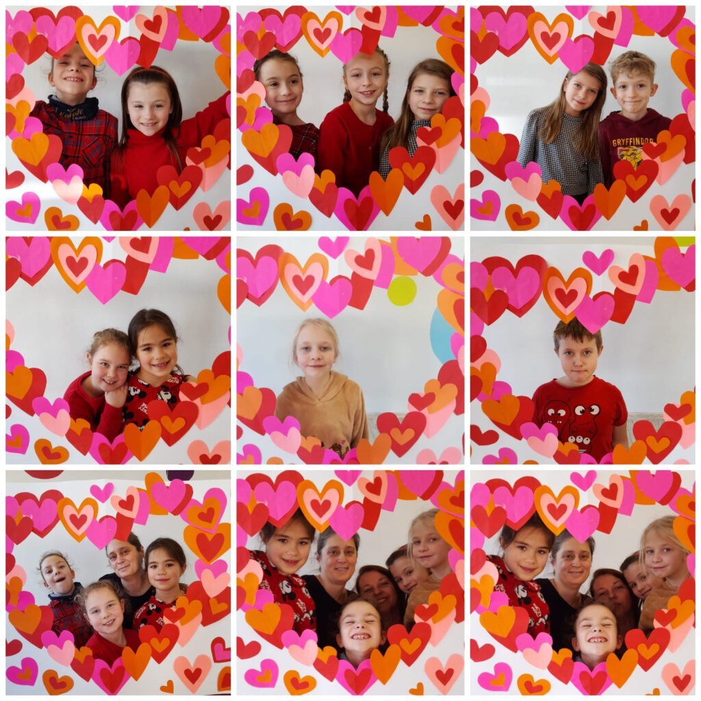 Zdjęcia dzieci wykonane w fotobudce, otoczone kolorowymi serduszkami