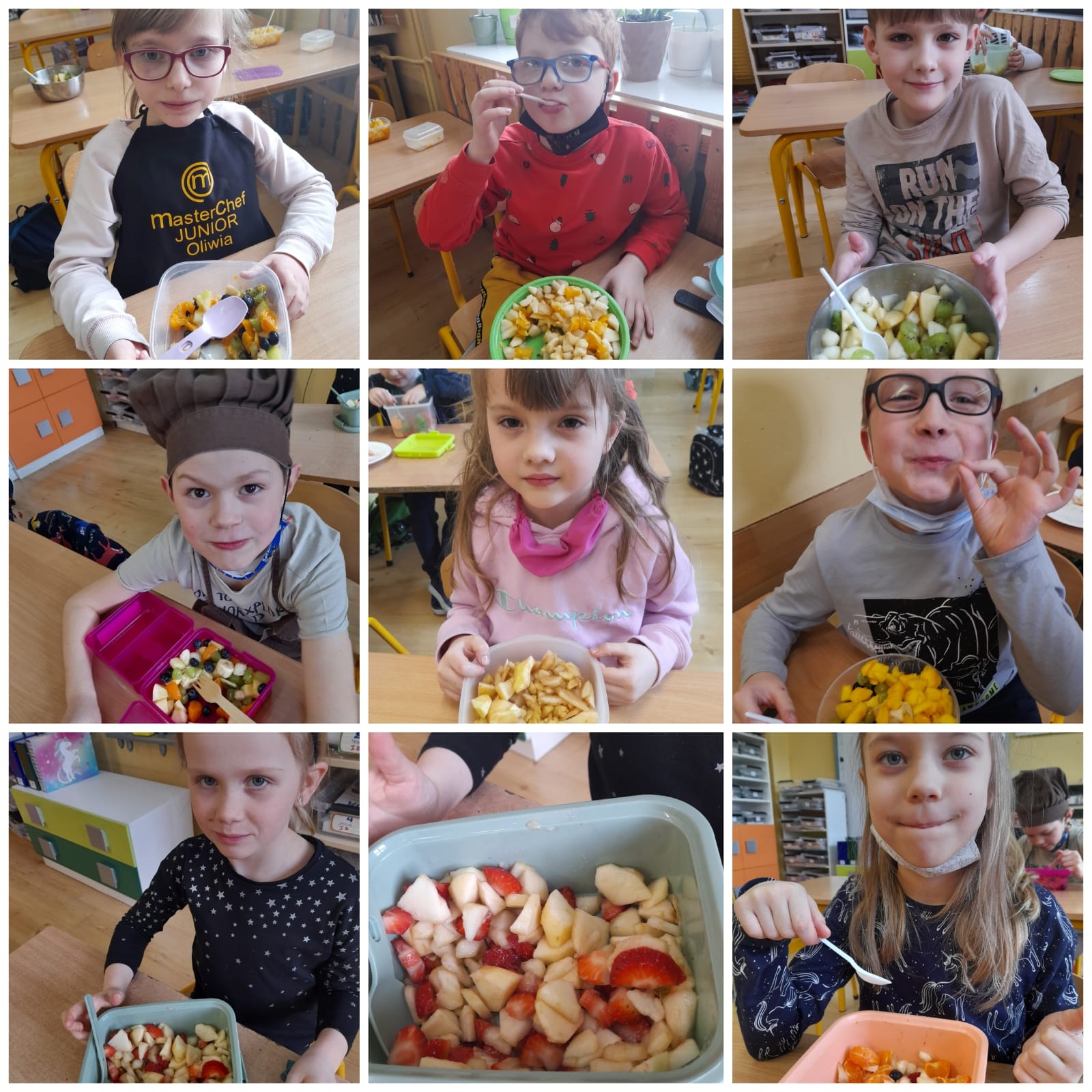 dzieci pokazują swoje śniadaniówki wypełnione owocami
