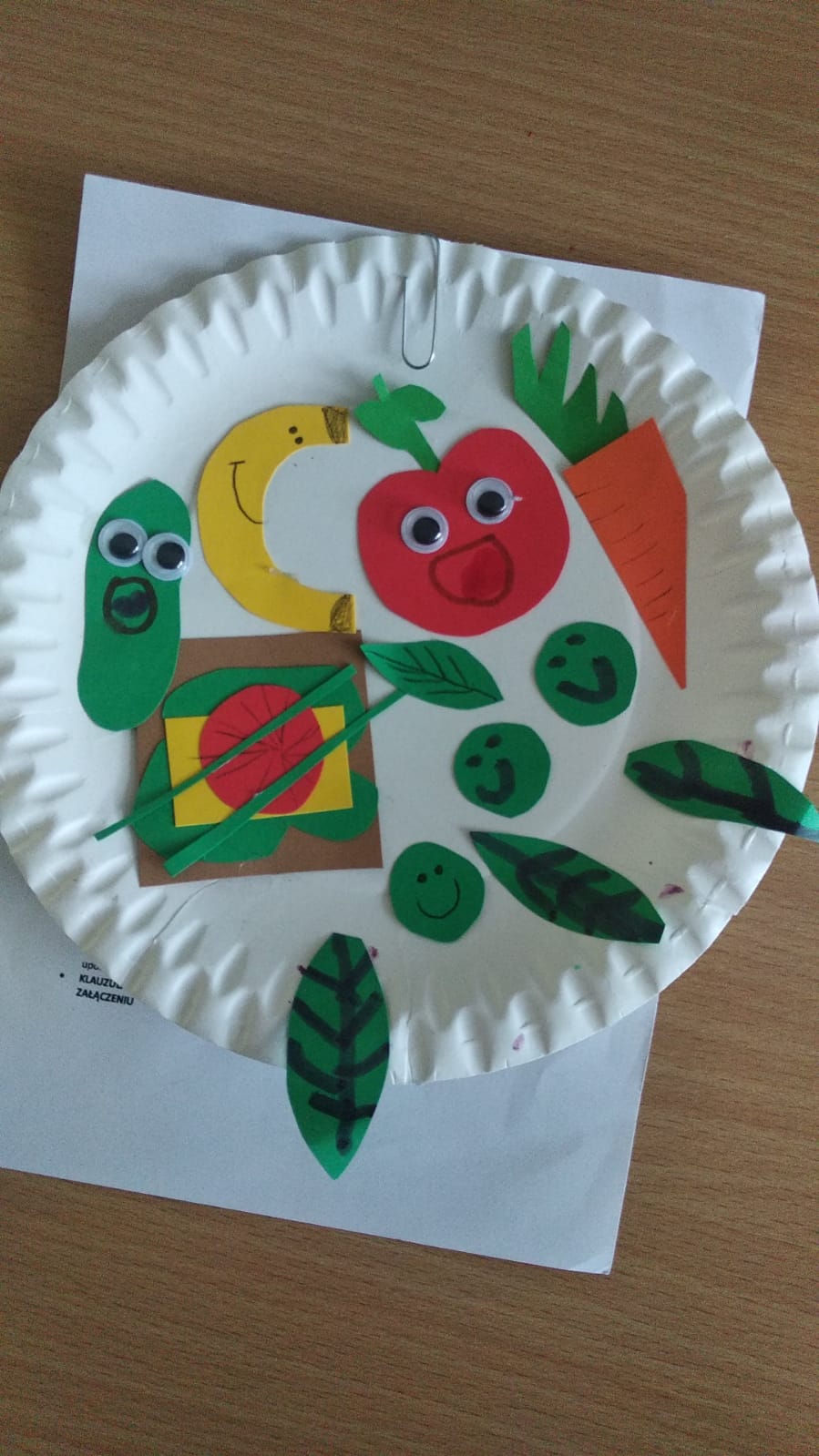 tekturowe talerzyki ozdobione rysunkami owoców i warzyw