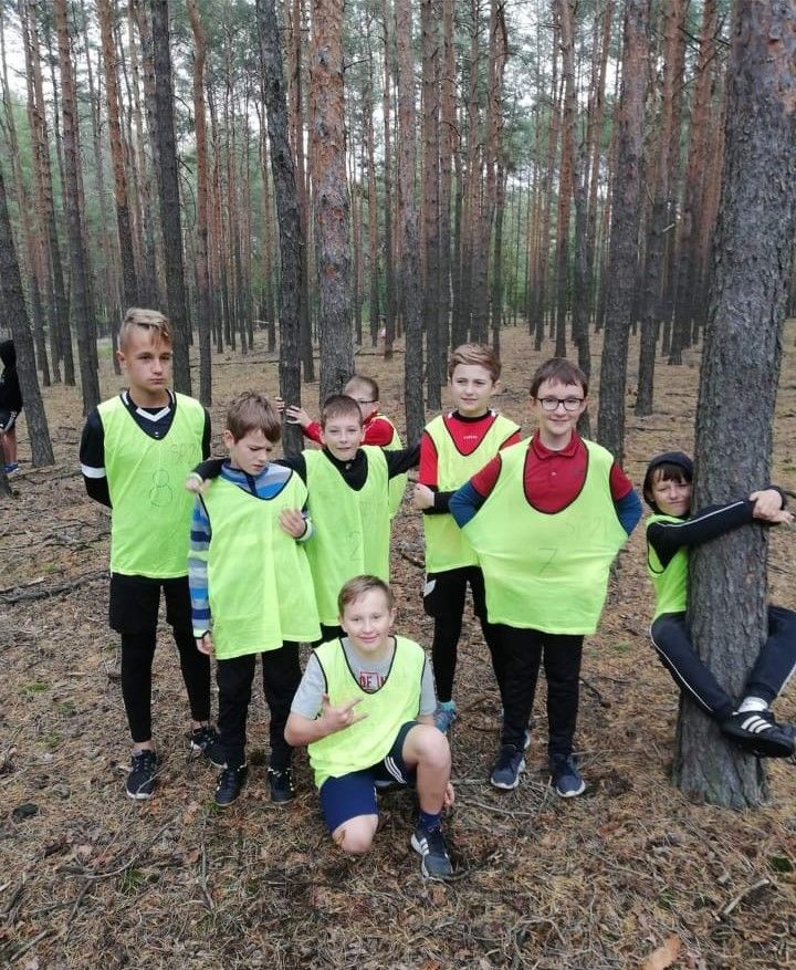 Dzieci w lesie po biegu