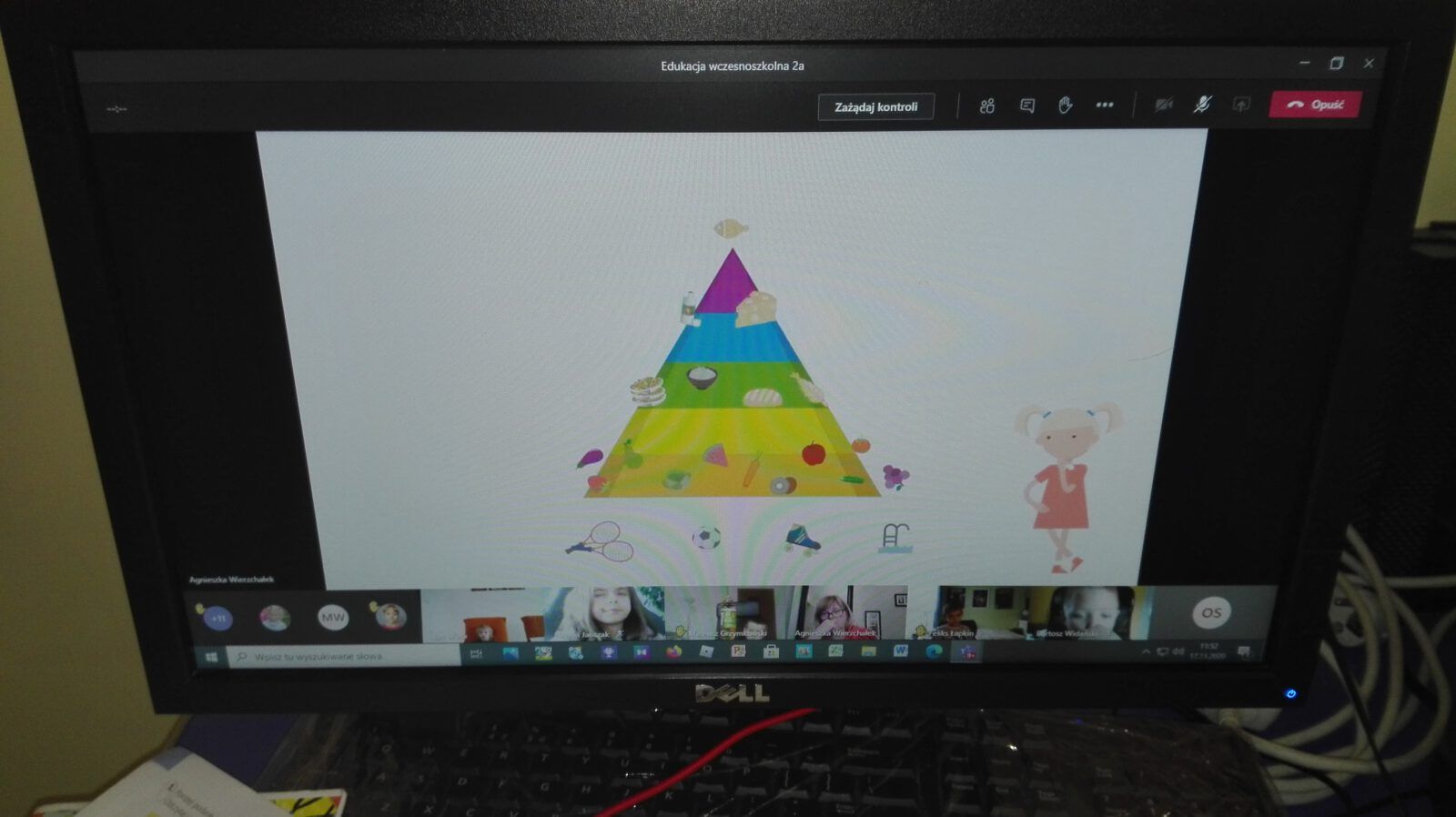 uczniowie na komputerze twoją mozaikową piramidę żywienia