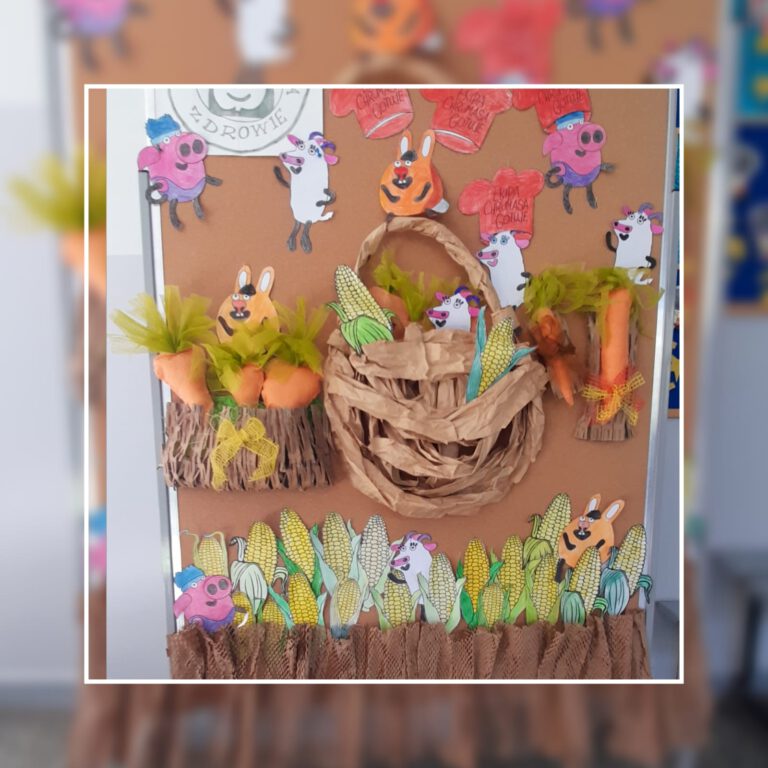 Tablica z pracami plastycznymi uczniów - zwierzęta, czapki kucharza, marchewki