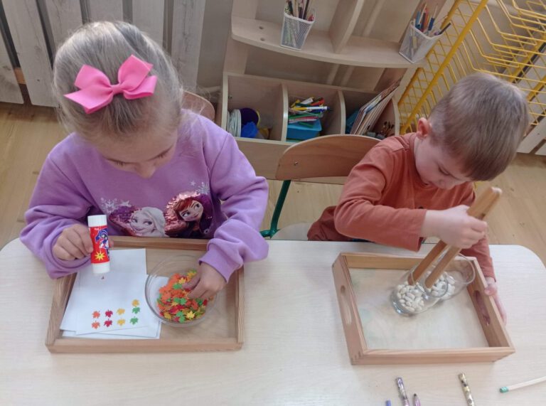 Grupa Rybki bierze udział w Ogólnopolskim Projekcie Edukacyjnym " Świecie Montessori". Temat październikowy półka tematyczna "Jesień"