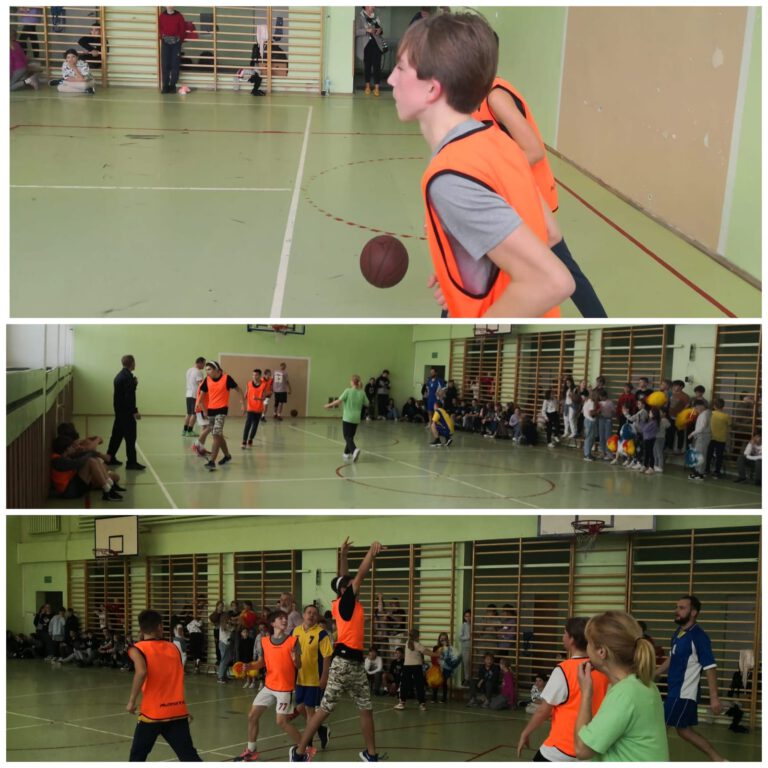 nauczyciele i uczniowie grają w koszykówkę na sali gimnastycznej