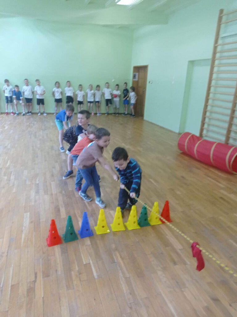 Rybki oraz klasa partnerska 1A razem wzięły udział w zajęciach sportowych