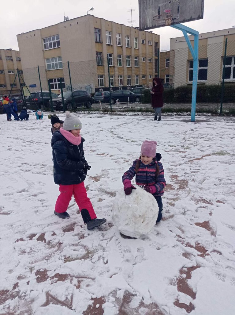 Ulepimy dziś bałwana Śnieżne zabawy starszych przedszkolaków