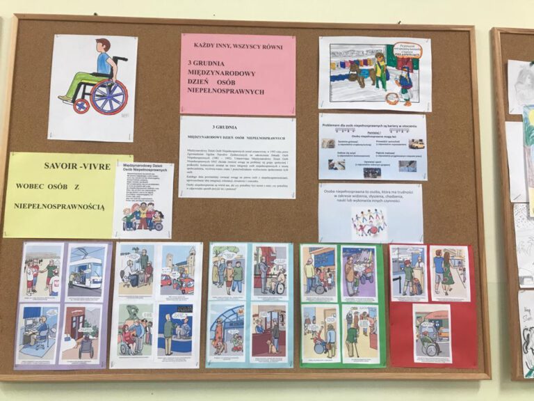 gazetka przygotowana przez uczniów na temat dobrego wychowania wobec osób niepełnosprawnych, kolorowe obrazki przedstawiają różne sytuacje, w których należy pomagać osobom z niepełnosprawnościami