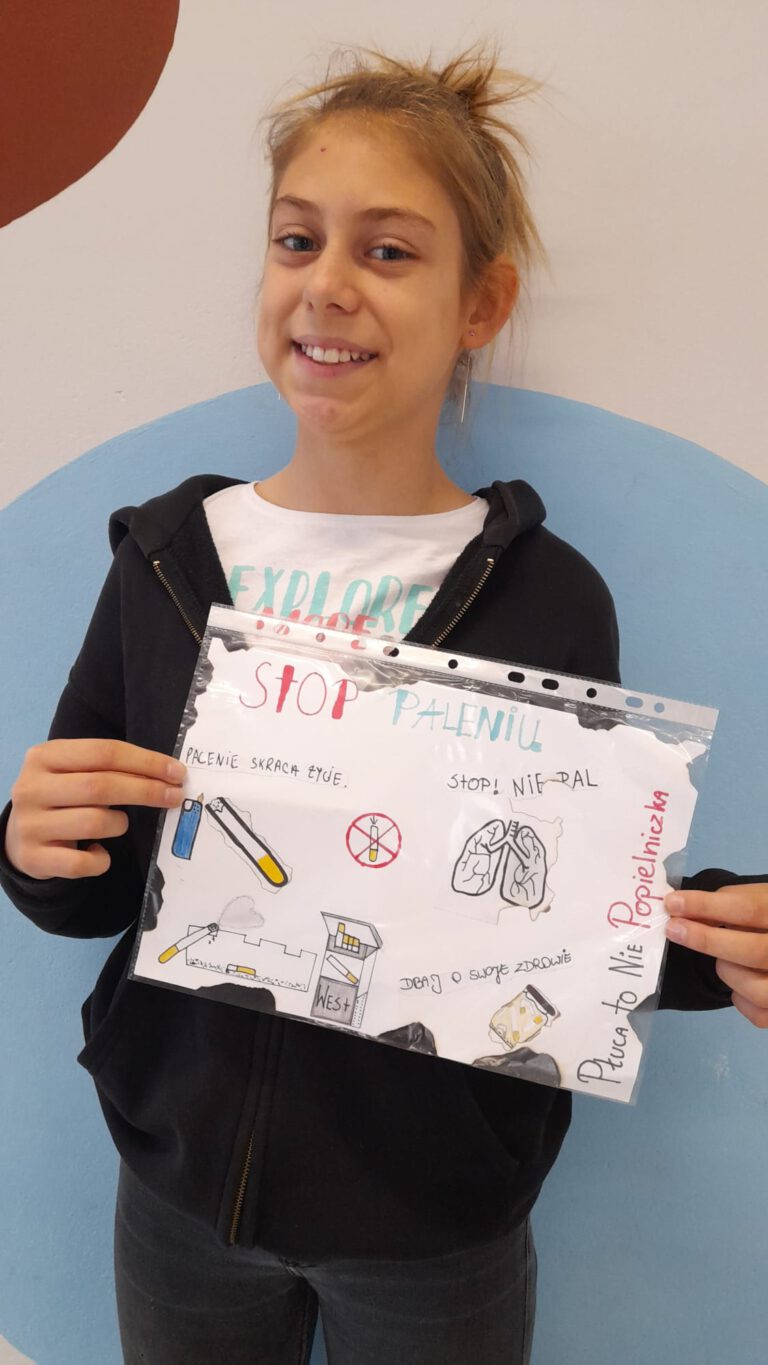 uczennica z swoim plakatem na temat szkodliwości palenia