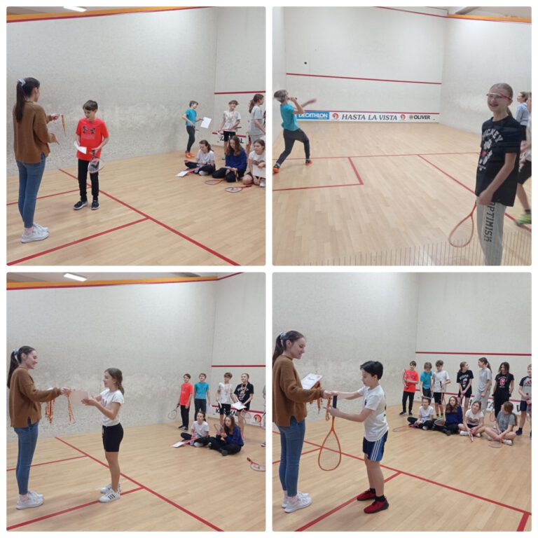 Uczniowie grają w squasha na sali gimnastycznej