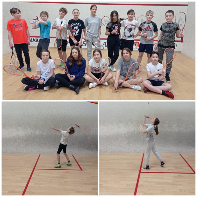 Uczniowie grają w squasha na sali gimnastycznej