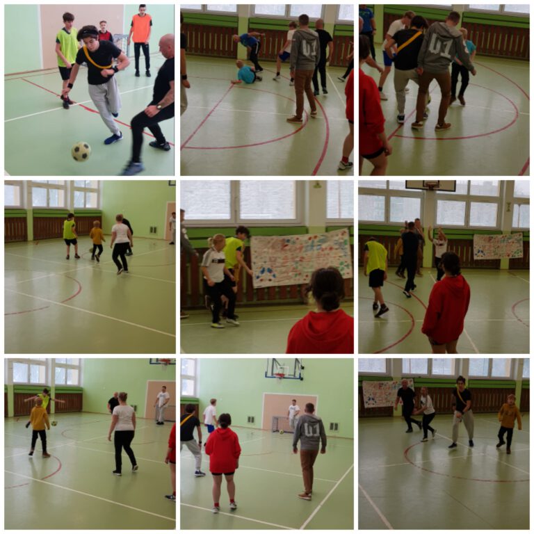 turniej piłki nożnej na sali gimnastycznej, uczniowie grają w piłkę.