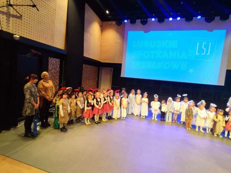 przedszkolaki na scenie występują w ramach przeglądu jasełek