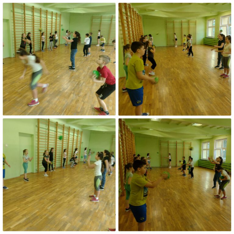 uczniowie na sali gimnastycznej grają w piłkę
