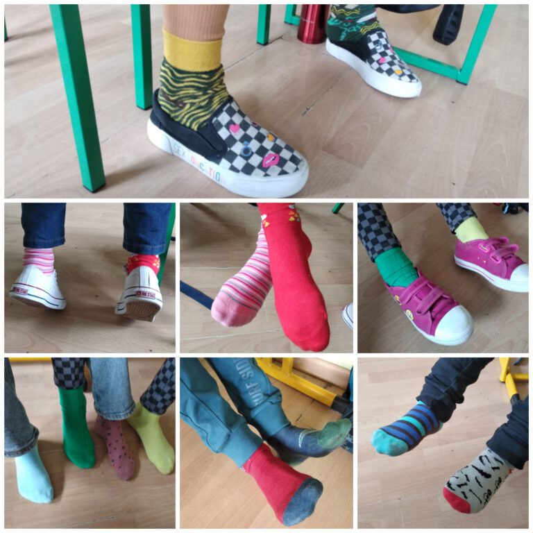 stopy uczniów w kolorowych skarpetkach