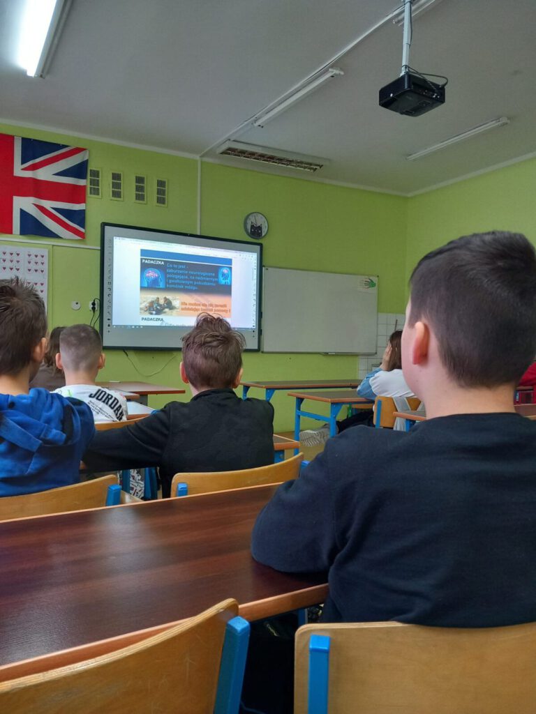 uczniowie w klasie szkolnej oglądają prezentację