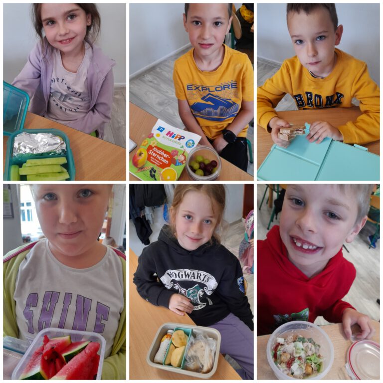 uczniowie pokazują swoje śniadaniówki, warzywa, owoce, pieczywo
