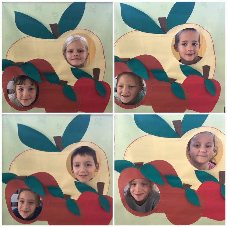 uczniowie pozują do zdjęć w fotobudce w kształcie jabłka