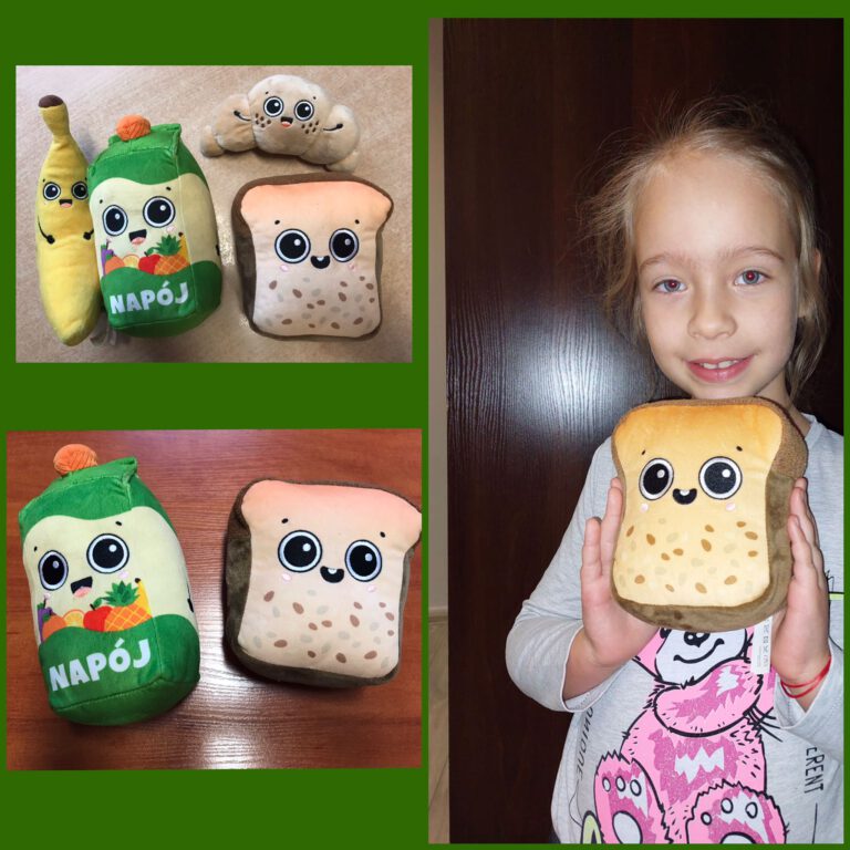 dziewczynka trzyma w rękach pluszową kromkę chleba