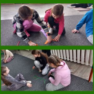 dzieci siedzą na dywanie i układają owady z kolorowych patyków