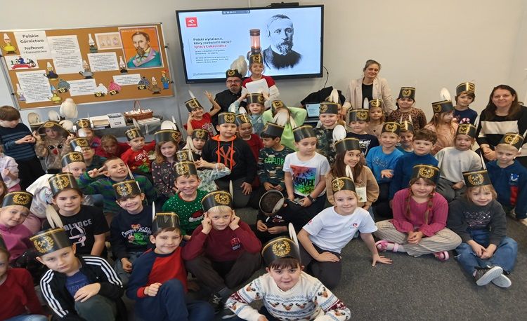 grupa dzieci i nauczycieli z górnikiem