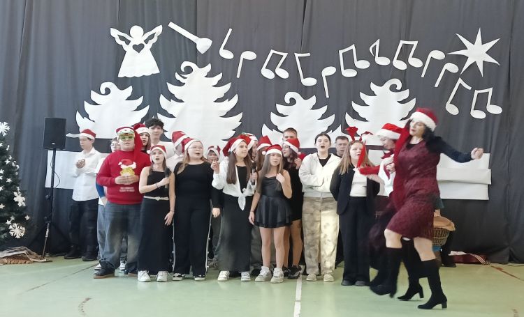 grupa uczniów podczas świątecznego przedstawienia