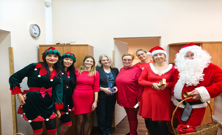 kobiety ubrane na czerwono oraz przebrane za elfy i święty mikołaj