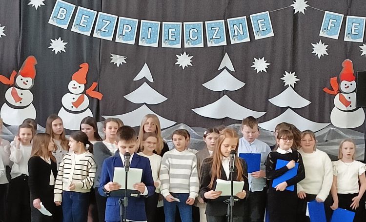 odświętnie ubrane dzieci w czasie apelu szkolnego