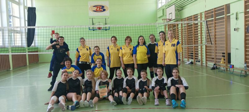 Grupa uczniów i nauczycieli na sali gimnastycznej, zdjęcie grupowe