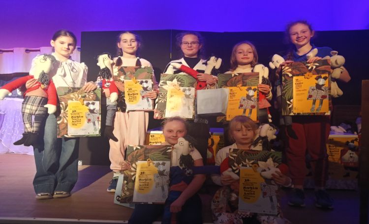 grupa dzieci trzyma własnoręcznie wykonane lalki i dyplomy