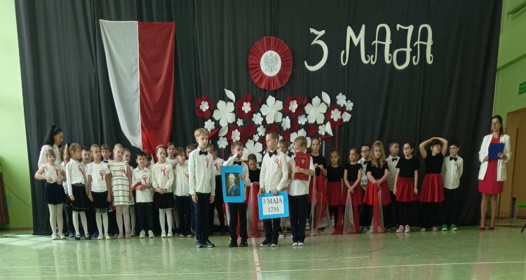 grupa dzieci ubranych na galowo w czasie apelu z okazji 3 maja